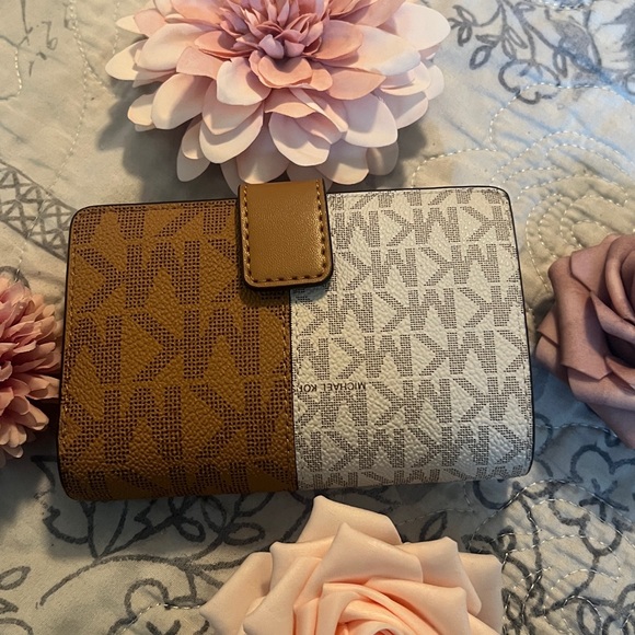 Michael Kors Jet Set Small Two Tone Logo Crossbody & Wallet Set - Picture 10 of 13